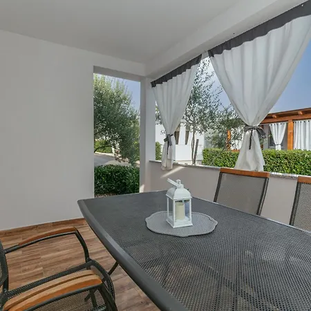 Camp Lana With Pool 营地