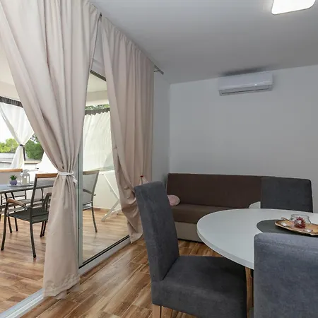 Camp Lana With Pool 드라게